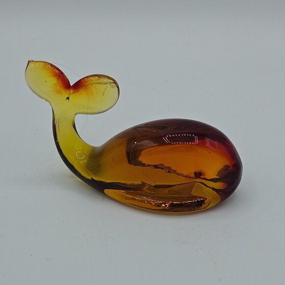 Hand Blown VTG Pilgrim Amber Art Glass Whale Figurine Paperweight Sea Shelf Sitt - Picture 2 of 6